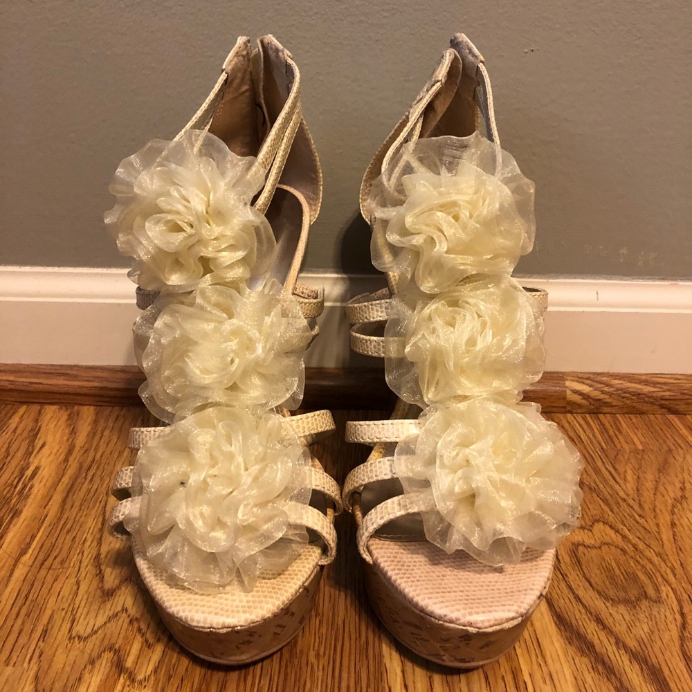 White flower wedges. Size 7.5. Gold details